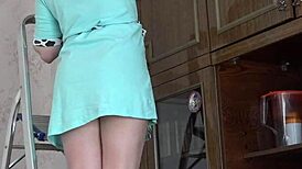 مغرم بمؤخرة هذه الشقراء الرطبة وهي تخلع ملابسها أثناء تنظيف المنزل!