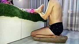 oh so wonderful foot massage before bed from slave 😍