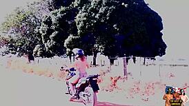 Duas gostosas nuas andando de moto nuas!