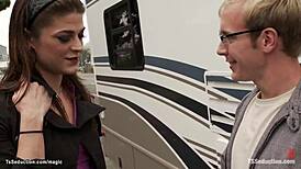 Транссексуалка берет контроль над мужиком в кемпере