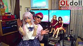 Muñeca anime rosa en juego salvaje con juguetes