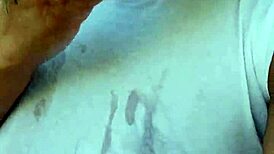 בחוץ משתינה במכנסיים, מוצצת ויורקת על החולצה בזמן שהשכנים צופים