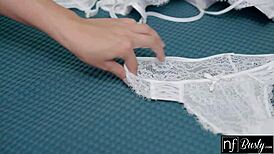 Sexy prsatá brunetka Lola překvapí kluka striptézem v spodákách a podpatcích