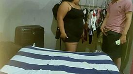 मेरी वेनेजुएलन आंटी को कपड़े बदलते हुए स्पाई कर रहा था, वो मुझे पकड़ती है, चुप रहती है, और मेरे लंड पर जोर से सवार होती है