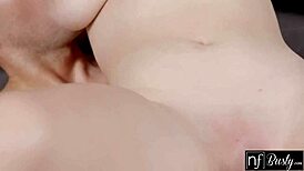 Sexy prsatá brunetka Lola překvapí kluka striptézem v spodákách a podpatcích