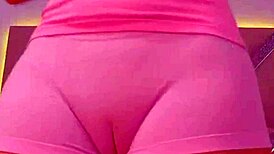 Istri sempurna pamer cameltoe ketatnya sambil main di webcam