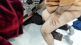 पाकिस्तानी सौतेली माँ बेड के नीचे फंसी हुई गंद ड्रिल्ड हुई।