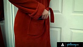 असंतुष्ट ब्रूनेट रोमांटिक स्किसरिंग की सपना करती है बस्ट एंजेला व्हाइट के साथ लिंगरी में