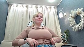 Rubia exhibe tetas naturales enormes para acción salvaje