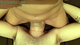 Me Siento en la Cara de Mi Amigo y Disfruto Intensamente