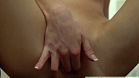 18+ 틴이 와일드 풀 파티에서 바이브레이터 오르가즘