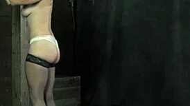 La puta atada recibe azotes y gancho anal por la lesdom feroz