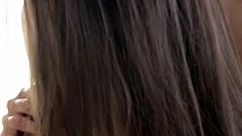 Bella Signora Cavalca il Cazzo dell'Amante con Voglia Profonda