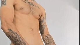 مفترسي كولومبيا يفرغون لبنهم بعد استمناء متفجر بزب عملاق