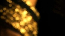 बेली डांसर शुद्ध सेक्सी मूव्स से टेस करती है