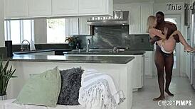 Stor svart kuk knuser liten blondine Braylin Bailey etter Jax Slayher slikker henne