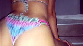 Vecina Cachonda Pide Que La Folle En Las Escaleras De La Piscina