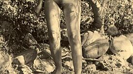 Coño Peludo Vintage Follado al Aire Libre en Escena Retro