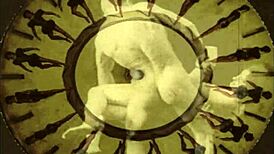 Nenek Vintage Fanny Tunjuk Pesona Retro Berbulu Di Tetapan Antik. Aksi Matang Lama Sekolah Terbuka.