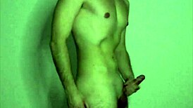 Masszírozom és nézem, ahogy ez a fiatal 18+ tini maszturbál webkamerán