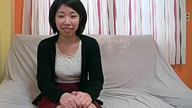 毛むくじゃらのマンコの日本人熟女がPOVでチンポを咥える