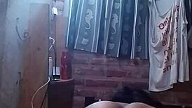 أدهن الكريم على مؤخرتي وأركب بجنون