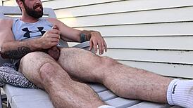 Sesterenica sa nechá vypičať vonku s veľkým výstrelom na zadok