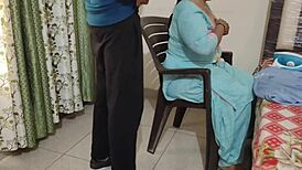 Indijski dever se muči s bolnim analnim pokušajem na bahbi. Skrivena kamera snima svaki sirovi tren.