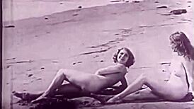 Vintage nudistit paljastavat kaiken aurinkoisella rannalla