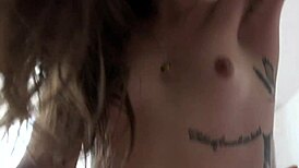 Brune mignonne suce et chevauche grosse bite épaisse