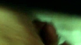 Olgun hatun samimi ortamda oral zevk alıyor