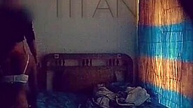 Caméra cachée filme une collègue sexy suçant une grosse bite