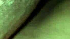 Esposa dormida e inconsciente de acción sigilosa a su alrededor