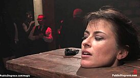 Otrokině v obráceném závěsu se nechá tvrdě vyjebat. Venkovní dominance se rozvíjí s hrubou intenzitou.