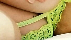 Vivi Guedez čutno zadovolji z veliko rito