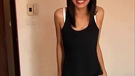 Amateur asiatique déchire fringues pour pipe intense et striptease