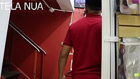 Anal con rabuda in shorts corti al sex shop seduce commesso cazzuto a fotterle il culo con Sara Rosa