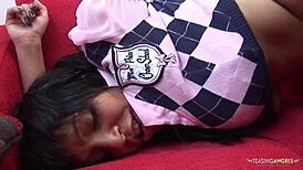 Szűk puncija elnyeli a farkat miközben hangosan sikít!