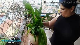 Vivi Guedez Oficial dominates her flower specialist at home