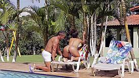 Giovana Bombom cucá monštruózneho čuráka pri bazéne!