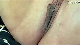 Hej, chceš se podívat na mou kočku zblízka, zatímco si hraju s hračkami?