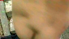 Jonge hete brunette met tattoos wordt hard geneukt buiten door amateur minnaar in homemade