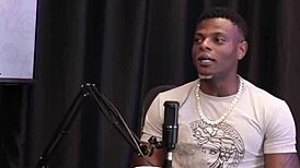 ויל מסטרו בבגד תחתונים אדום שקוף מרצה לקהל!