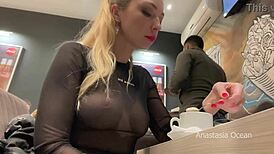 카페에서 이 큰 가슴이 탑을 통해 번쩍이는 거 봐?