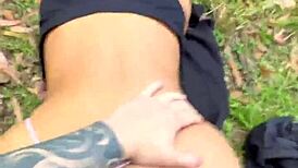 salimos a cojer en un bosque con mi chica caliente y nos pillan. final sale todo mal!