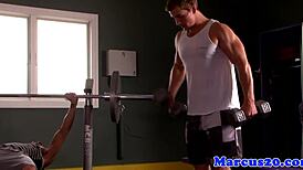 Joli jock se fait sucer sauvagement et défoncer dur