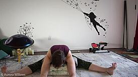 Přidej se do fanclubu na nahé lekce jógy s ruskou milfkou a velkým zadkem