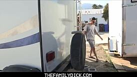 Vrući tetovirani mišićavac Jack Dixon jebe twinka Dylan Hayes javno