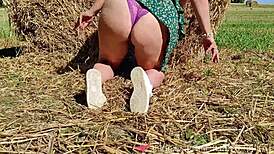 Amateur Curvy Babe Masturbates In The Field!