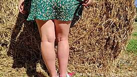 Amateur Curvy Babe Masturbates In The Field!